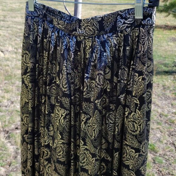 Petites by Fundamental Things Black Metallic Floral Skirt - Picture 2 of 7